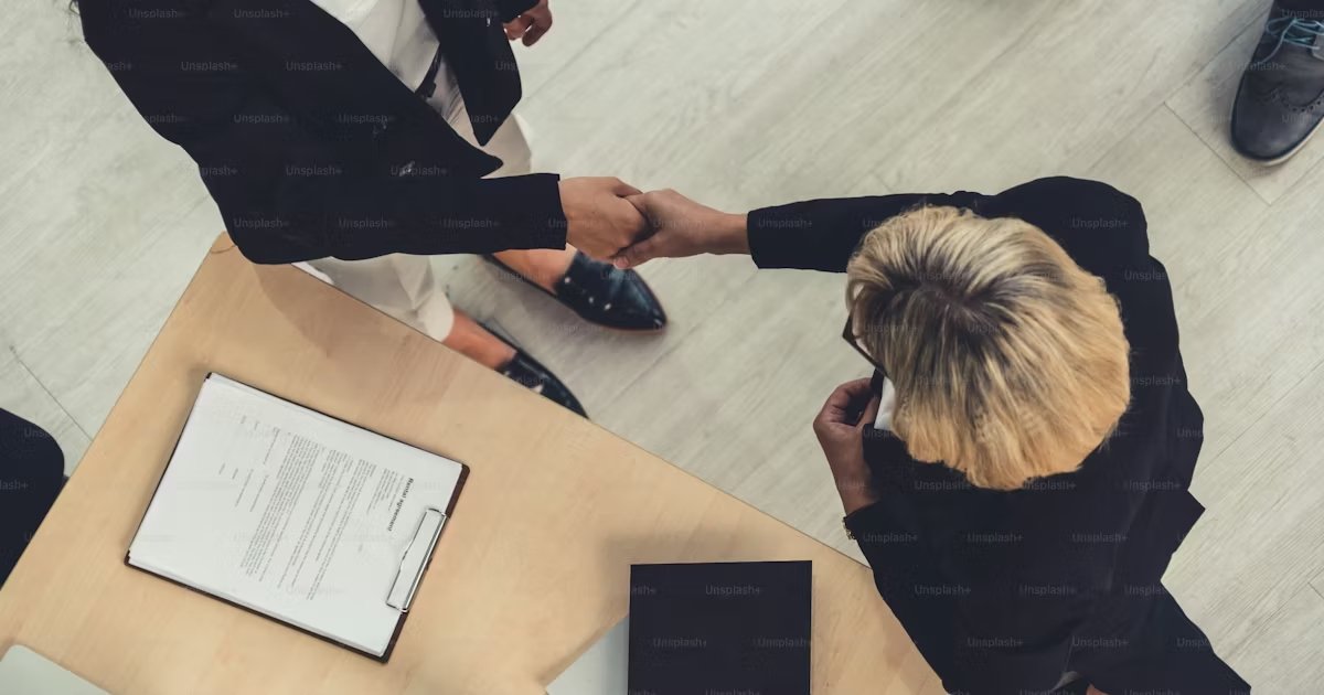 Empresário assinando contrato de financiamento - Crédito Pessoa Jurídica